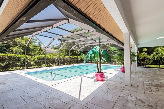 Building Photo - Newly Renovated 3 Bedroom Pool Home in Des...