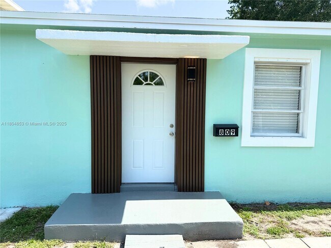 Building Photo - 809 SW 17th St