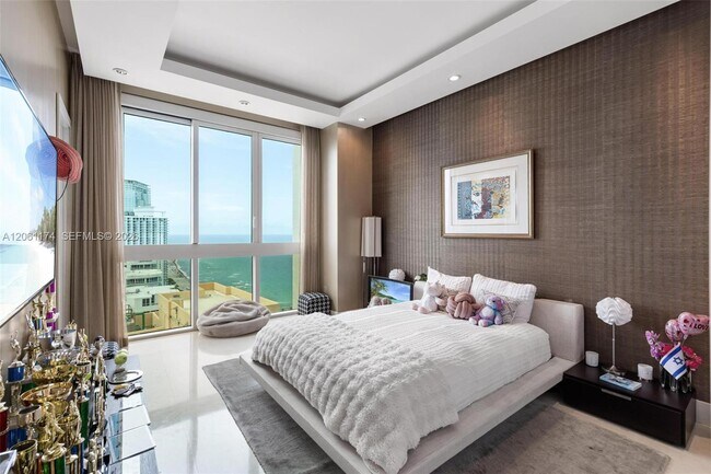 Building Photo - 16051 Collins Ave