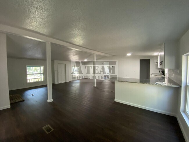 Building Photo - Fully Remodeled 3 Bed 2 Bath on Large lot.