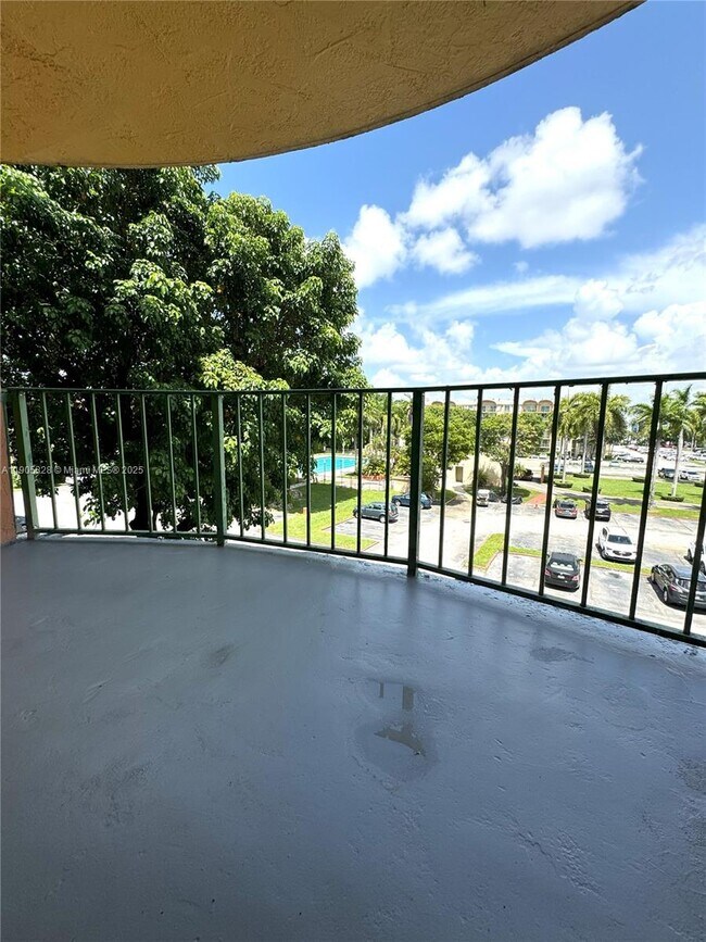 Building Photo - 9320 Fontainebleau Blvd