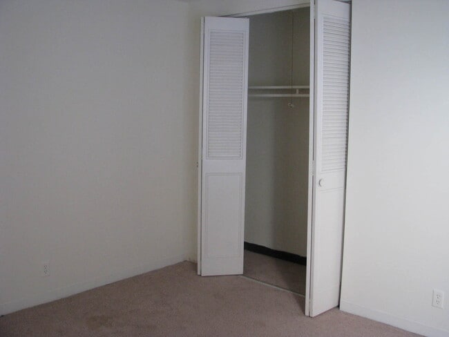 Building Photo - One Bedroom Available at Arlington Court