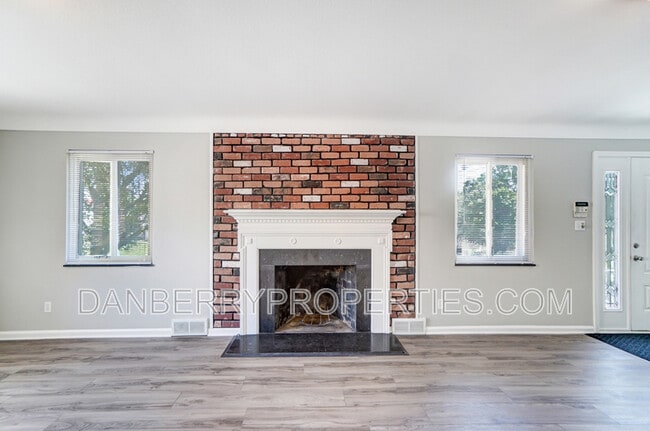 Building Photo - 1133 N Byrne Rd