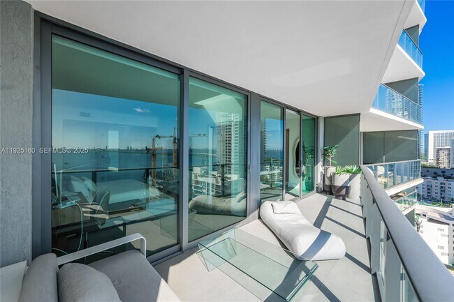 Building Photo - 460 NE 28th St