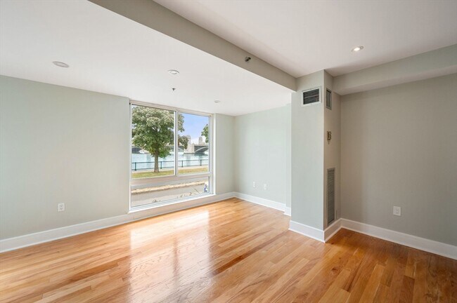 Building Photo - 75-83-83 Cambridge Pkwy