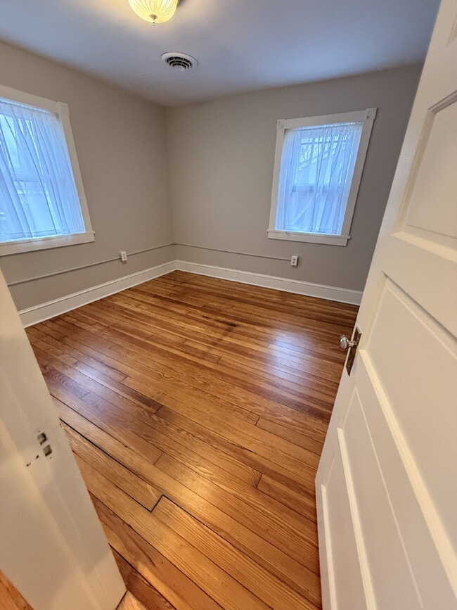 Building Photo - 627 Warren Ave.