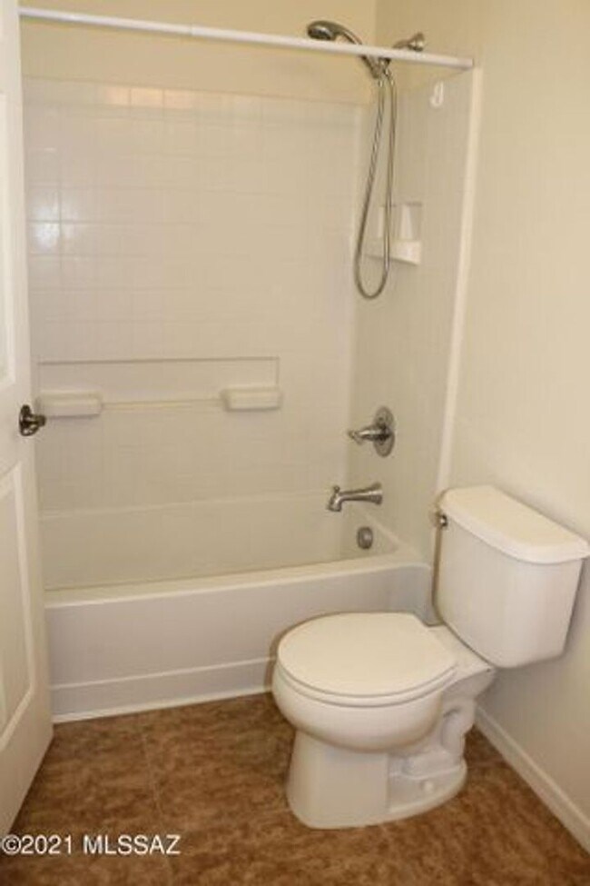 Building Photo - Move in Ready 2 bedroom 2 bath with den!