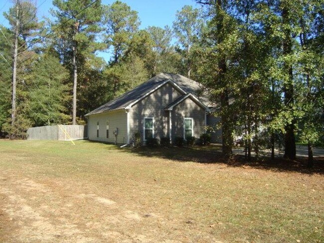 Building Photo - Home in Phenix City available to rent 10/2...