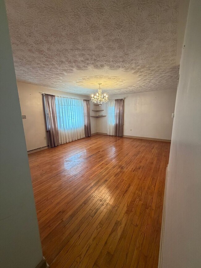 Building Photo - Charming Reading 3/4 BR Home For Rent with lots of Character