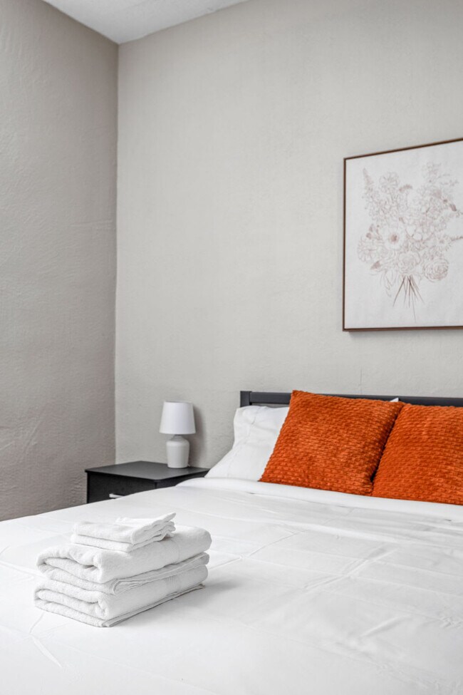 Building Photo - 325 N Bancroft St