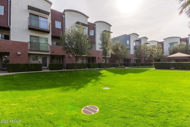 Building Photo - 525 W Lakeside Dr