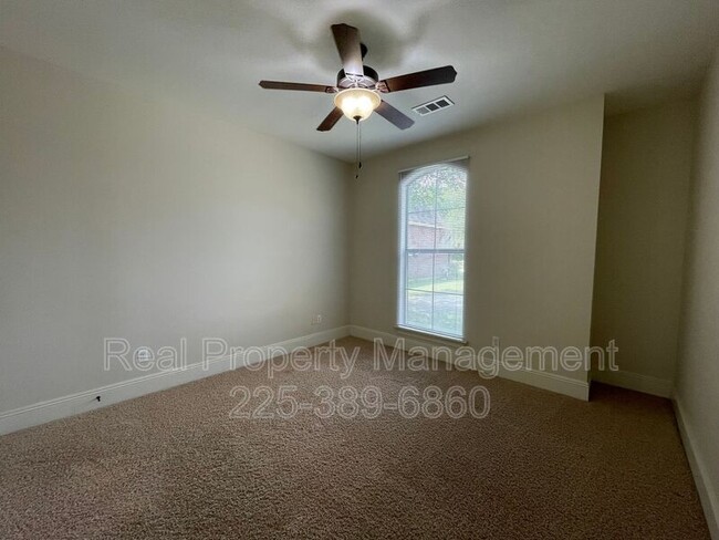 Building Photo - 10950 Hillpark Ave