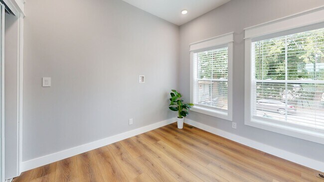 Building Photo - One Private Bedroom/Bath in Spacious 5BR/5BA Townhome Near UTK