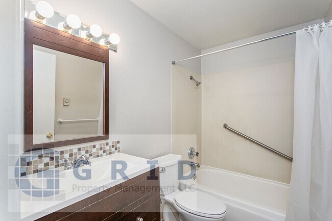 Building Photo - Two Bedroom Apartment Available - Private Yard Space - $500 MOVE IN SPECIAL!