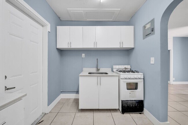 Building Photo - Spacious 2-Bedroom Apartment in Central Hollywood