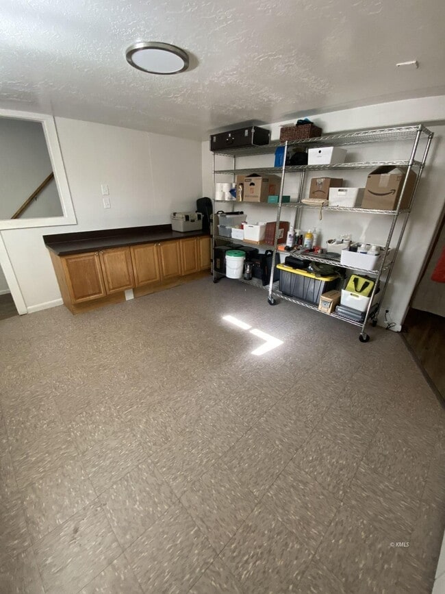 Building Photo - 941 W Chamberlain Dr