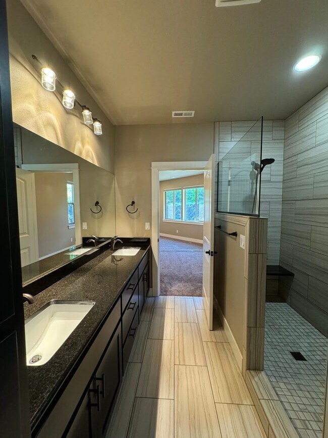 Building Photo - Newer Winchester 4 bedroom 2 bath home