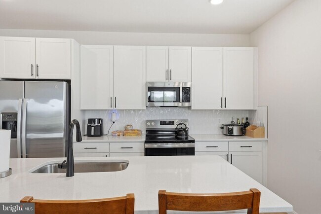 Building Photo - 615 Clover Ln