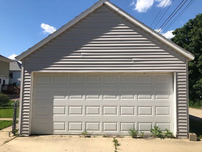 Building Photo - Large 4-Bed House in Historic Cedar Falls