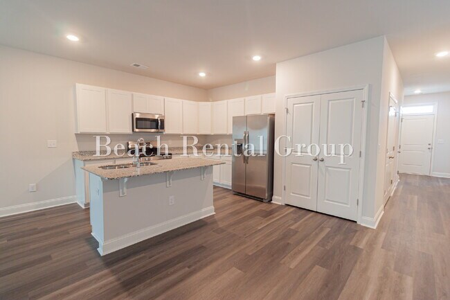 Building Photo - Spacious 3 Bedroom w/Loft, End Unit