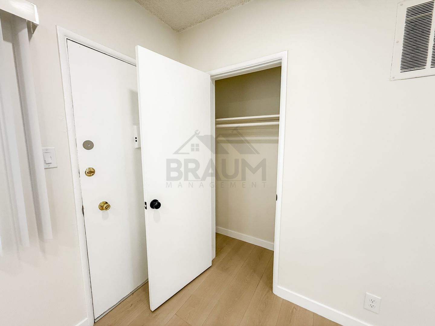 Building Photo - 13129 Oxnard St