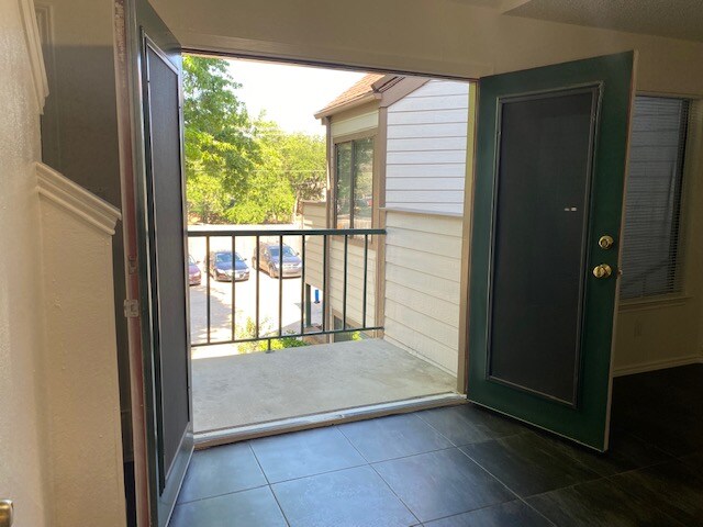 Building Photo - 2300 Bamboo Dr