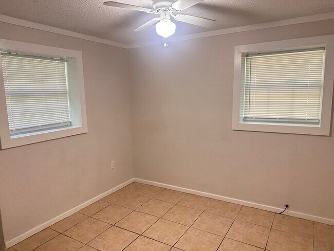 Building Photo - 2/1 Energy Efficient Cottage in Cantonment