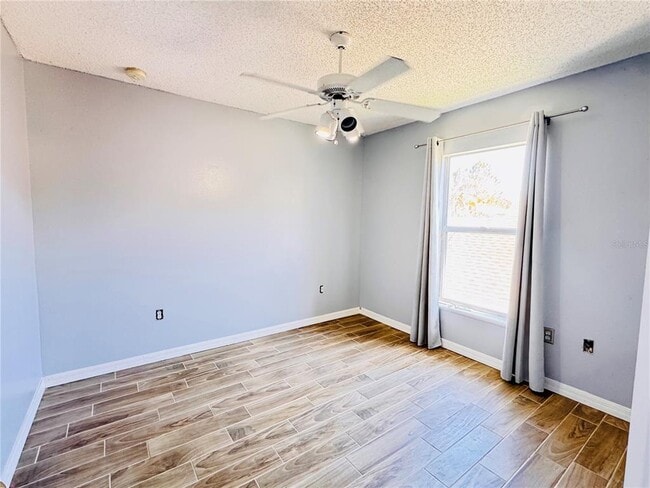 Building Photo - 2050 Corner Glen Dr