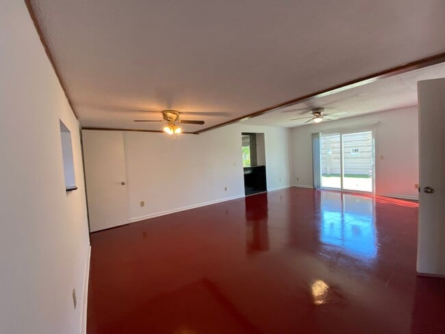 Building Photo - AVAILABLE NOW! (Pets Considered)