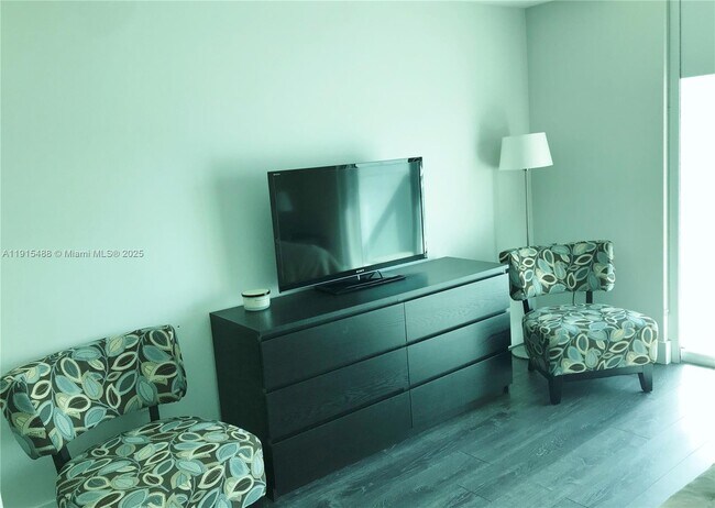 Building Photo - 253 NE 2nd St