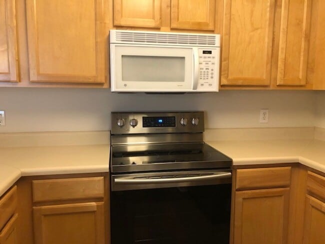 Building Photo - Southern Edge Condo - Close to Campus