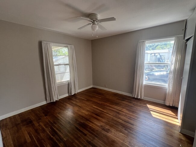 Building Photo - 920 E Walnut St