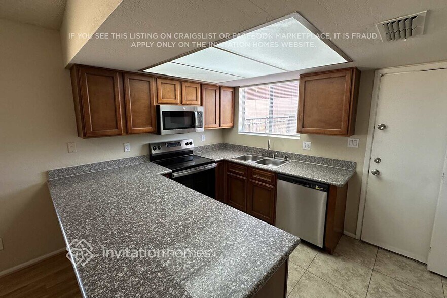 Building Photo - 1643 W Muriel Dr