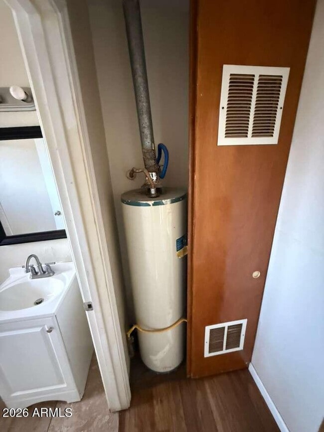 Building Photo - 1955 E 8th St