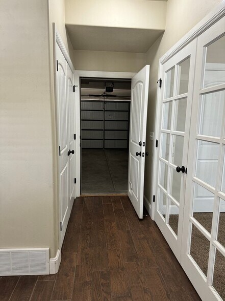 Building Photo - 10927 N Town Ctr W