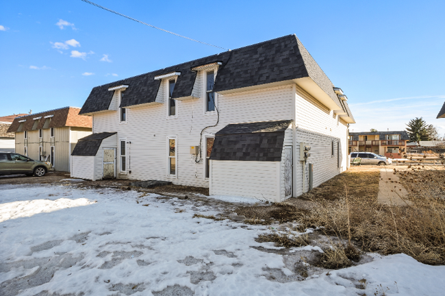 Building Photo - Completely Renovated Apartment!