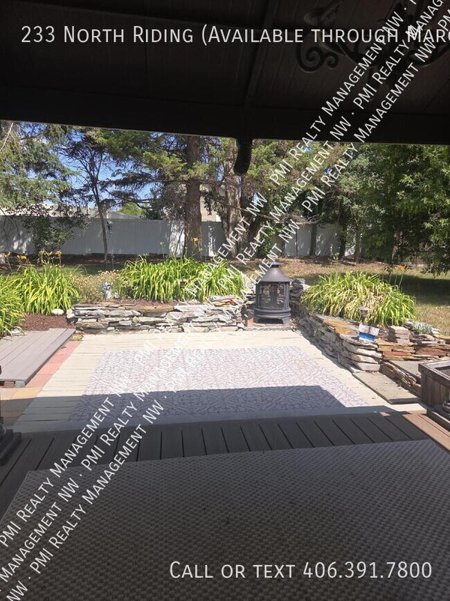 Building Photo - 233 N Riding