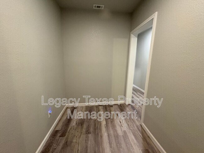 Building Photo - 101-1 Lane Ave