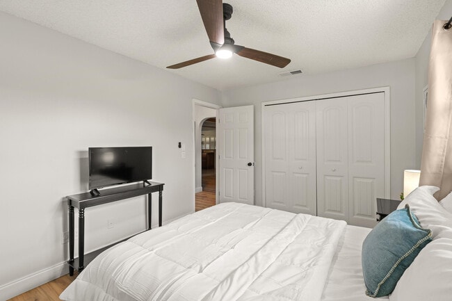 Building Photo - 762 SE River Ln