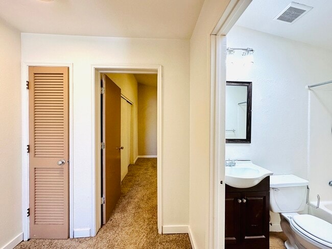 Building Photo - Available October 11th! 2 Bedroom 1.5 Bath...