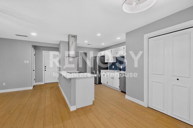 Building Photo - Completely Refreshed Arlington Home