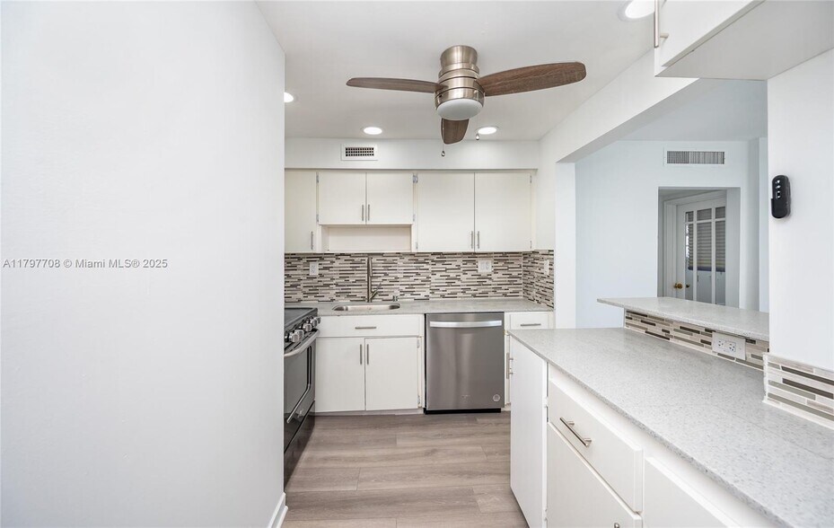 Building Photo - 301 Sunrise Dr