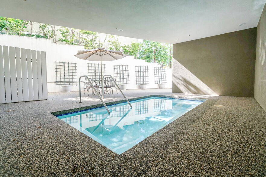 Building Photo - 16070 W Sunset Blvd