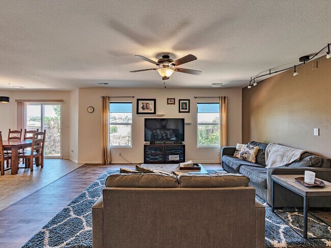Building Photo - Spacious 3 Bedroom 2 1/2 Bath in Castle Rock!