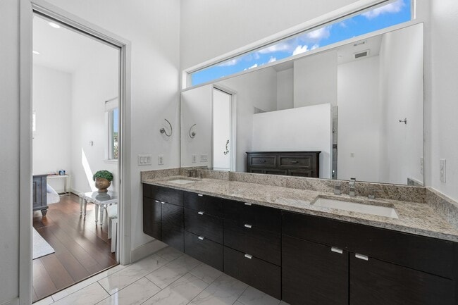 Building Photo - 3302 Lake St