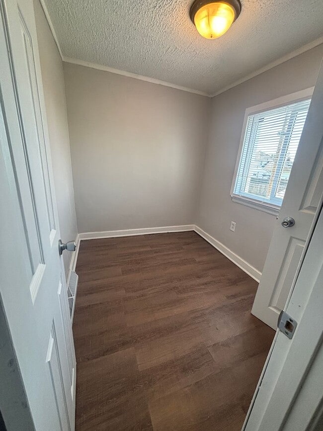 Building Photo - 1 Bedroom Apartment