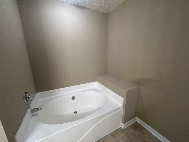 Building Photo - 208 Charles Towne Ct