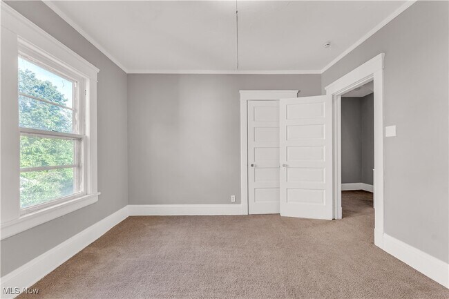 Building Photo - 3249 Hyde Park Ave