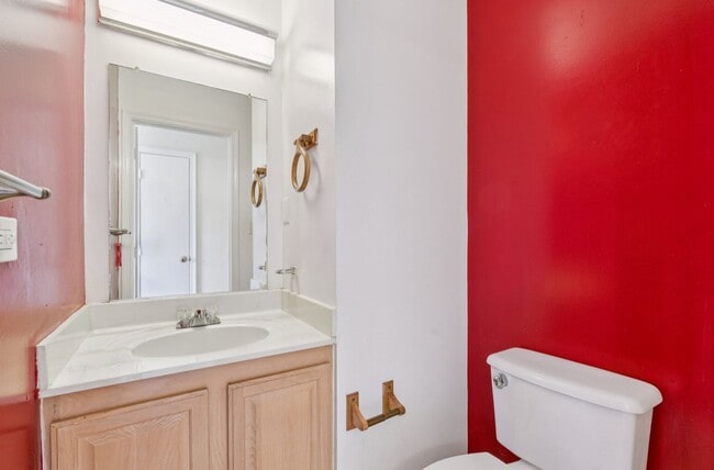 Building Photo - Spacious 3BR Townhome Near Metro & Nationa...