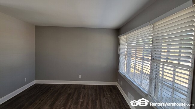 Building Photo - 131 Oak Dr SW